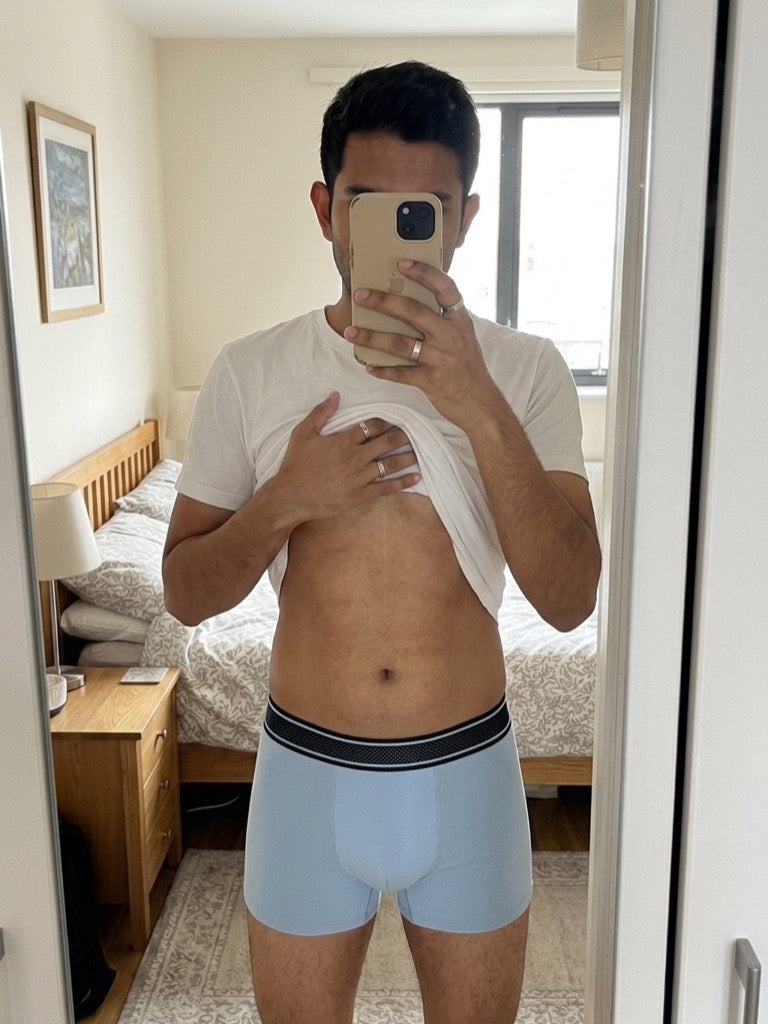 Homme portant le Boxer 3D FRØAMY bleu clair sous un t-shirt blanc, taille S