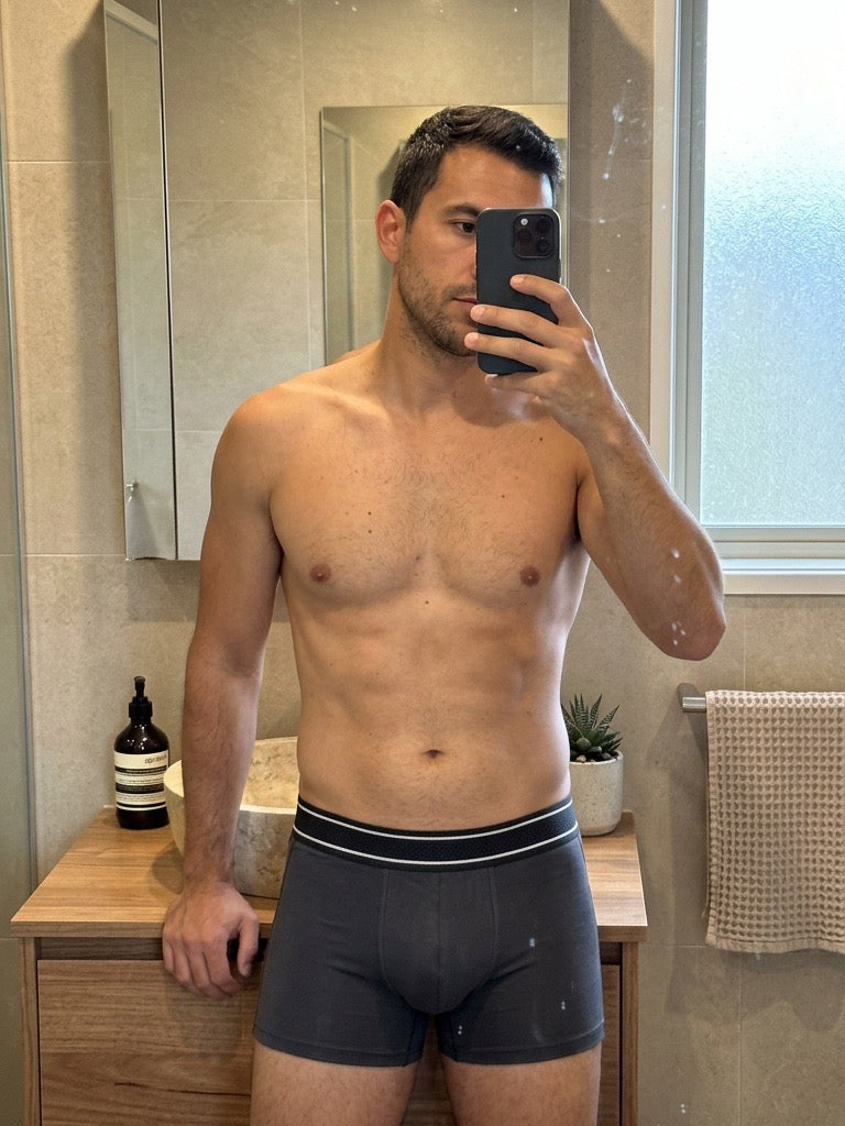 Homme portant le Boxer 3D FRØAMY gris anthracite, taille L